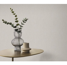 Nahaufnahme einer gemusterten Tapete mit Tisch und Vasen