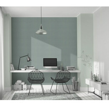 Helles Arbeitszimmer mit Schreibtisch, Computer und zwei Stühlen