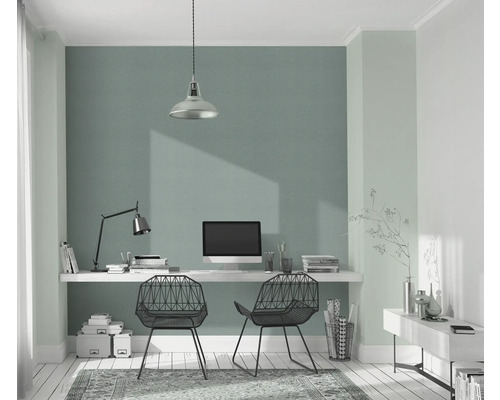 Helles Arbeitszimmer mit Schreibtisch, Computer und zwei Stühlen