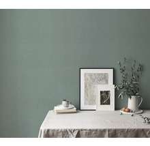 Nahaufnahme einer Wand mit Textiltapete in einem Wohnraum