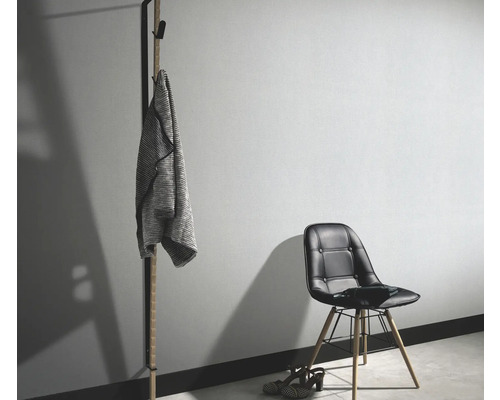 Szene mit Garderobenständer, Jacke, Stuhl und Schuhen