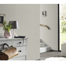 Wohnraum mit strukturierter Tapete an der Wand