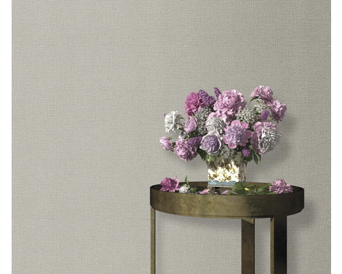 Szene mit einfarbiger Tapete und Tisch mit Blumen