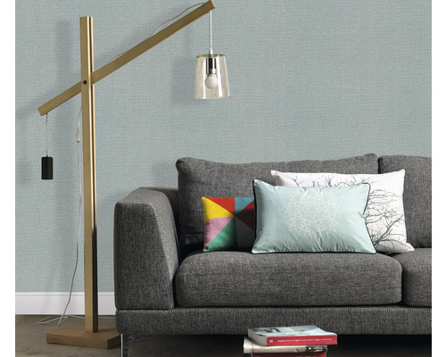 Wohnzimmer mit grauer Couch, Kissen und Stehlampe