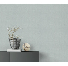 Szene mit Vliestapete, Schrank, Dekoration und Pflanze