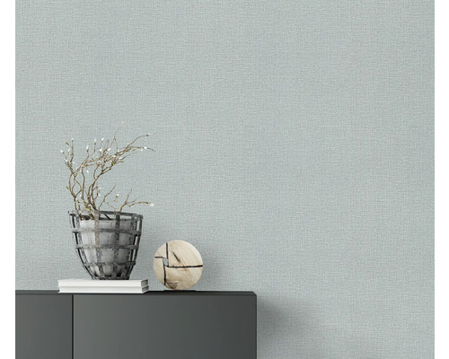 Szene mit Vliestapete, Schrank, Dekoration und Pflanze