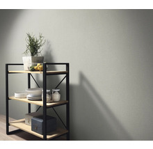 Regal mit Dekoration vor einer Wand