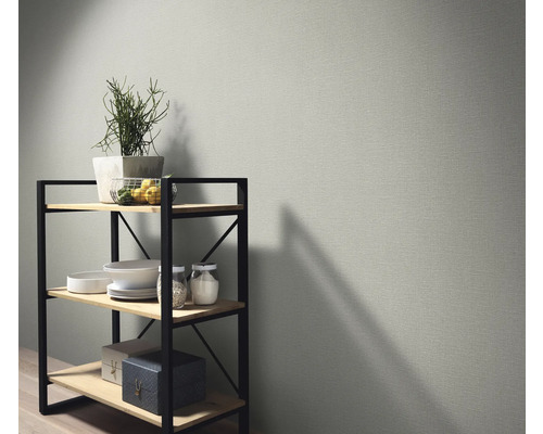 Regal mit Dekoration vor einer Wand