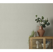 Nahaufnahme einer Wand mit Textiltapete in Leinwandoptik