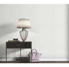 Dekoratives Interieur mit Tischleuchte, Nachttisch, Handtasche und Accessoires