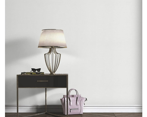 Dekoratives Interieur mit Tischleuchte, Nachttisch, Handtasche und Accessoires