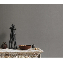 Graue textile Vinyltapete mit Stillleben-Dekoration auf einem Tisch