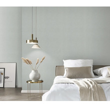 Schlafzimmer mit Wandtapete, Bett und Nachttisch