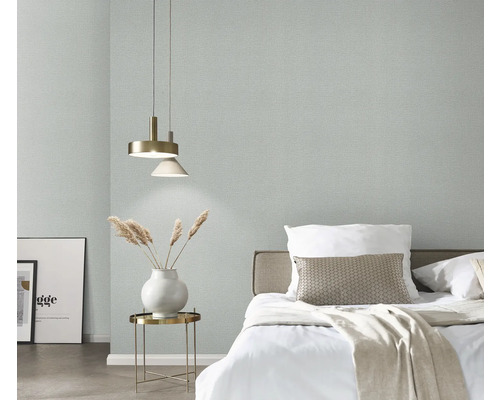 Schlafzimmer mit Wandtapete, Bett und Nachttisch