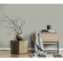 Wohnraum mit Textiltapete, Holzhocker und Dekoration für eine gemütliche Atmosphäre