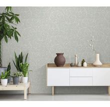 Wohnraum mit gemusterter Tapete und modernem Sideboard