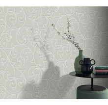 Tapete mit Rankenmuster im Wohnraum mit Tisch und Dekoration