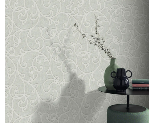 Tapete mit Rankenmuster im Wohnraum mit Tisch und Dekoration