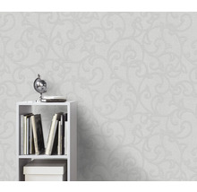 Wand mit Vliestapete mit Rankenmuster