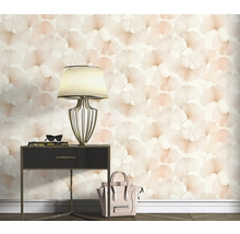 Wandgestaltung mit floralem Tapetenmuster, Nachttischlampe und Handtasche.