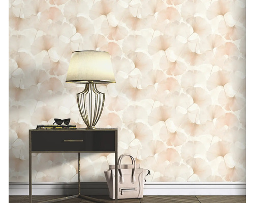 Wandgestaltung mit floralem Tapetenmuster, Nachttischlampe und Handtasche.