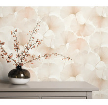 Wohnszene mit gemusterten Tapeten, Tisch und Vase mit Zweigen