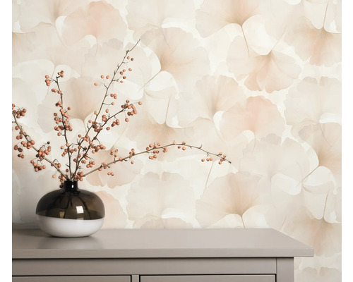 Wohnszene mit gemusterten Tapeten, Tisch und Vase mit Zweigen