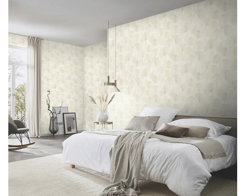 Schlafzimmer mit gemusterter Tapete, Bett, Teppich und Dekorationen