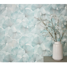 Wand mit Ginkgo-Blätter-Tapete und Vase mit Zweigen