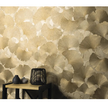 Wandgestaltung mit Blattmuster und Dekoration