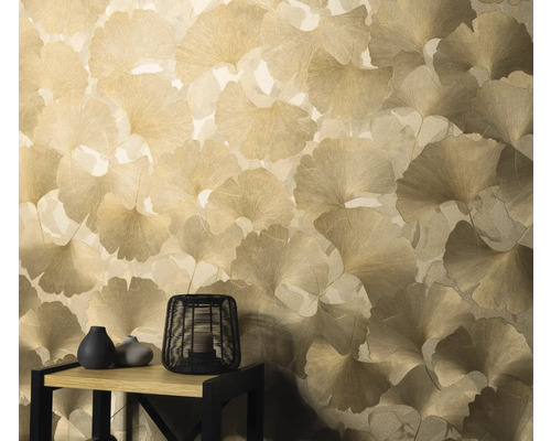 Wandgestaltung mit Blattmuster und Dekoration