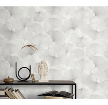 Dekorative Wand mit Ginkgo-Blätter-Tapete, Bücherregal, Vasen und Skulpturen