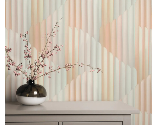 Helle Tapete mit Streifenmuster im Raum, Dekoration mit Blumen in Vase auf Kommode