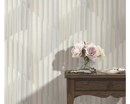 Dekorative Wand mit Blumenvase auf Kommode.