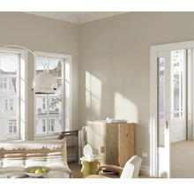 Heller Wohnraum mit Sofa, Schrank und Tageslicht