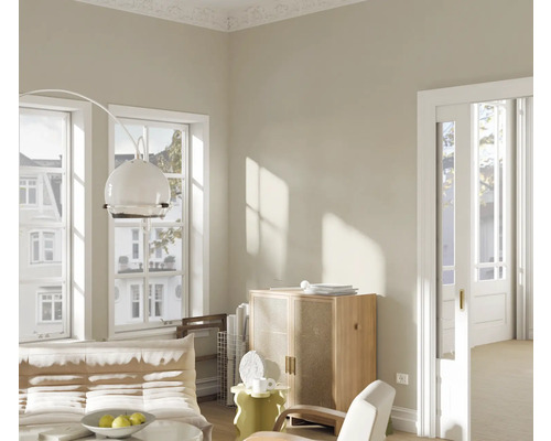 Heller Wohnraum mit Sofa, Schrank und Tageslicht