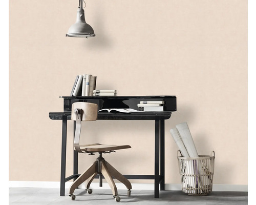 Arbeitszimmer mit Schreibtisch, Bürostuhl, Lampe und Bücherkorb