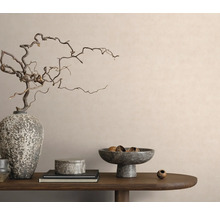 Dekorative Szene mit einer Vase, Ästen und dekorativen Objekten auf einem Holztisch