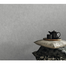 Graue Raufasertapete mit Teekanne und Kissen