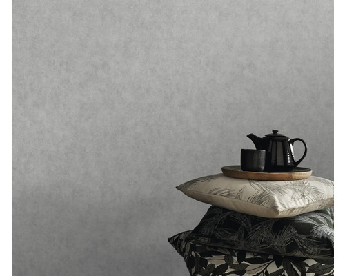 Graue Raufasertapete mit Teekanne und Kissen