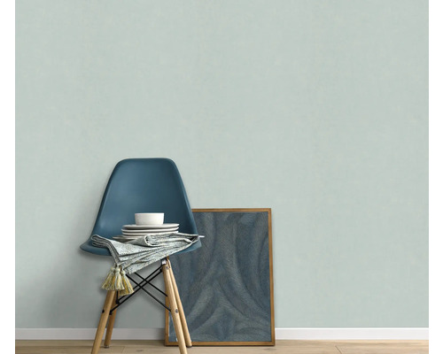 Wandgestaltung mit Stuhl, Geschirr und Bild