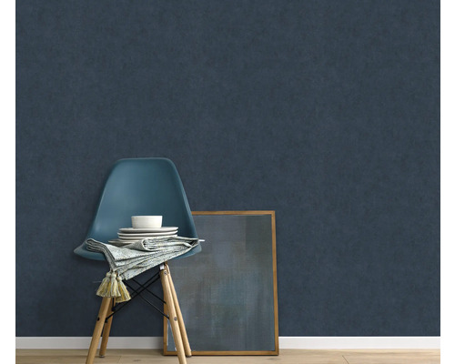 Szene mit dunkelblauer Vliestapete, Stuhl, Geschirr, Serviette und gerahmtem Bild