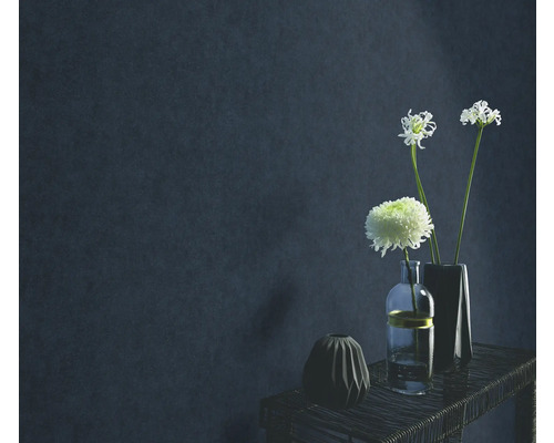 Dekorative Vasen mit Blumen auf einem Tisch vor einer Wand