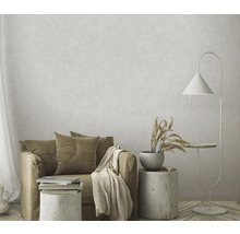 Wohnzimmer mit Sessel, Beistelltisch, Stehlampe und Dekoration