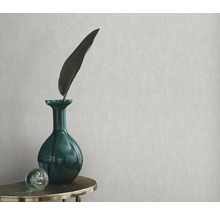 Dekorative Tapete mit einer grünen Vase, einem Blatt und einer Kugel auf einem Tisch