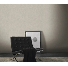 Wohnszene mit Sessel, Decke und gerahmtem Bild