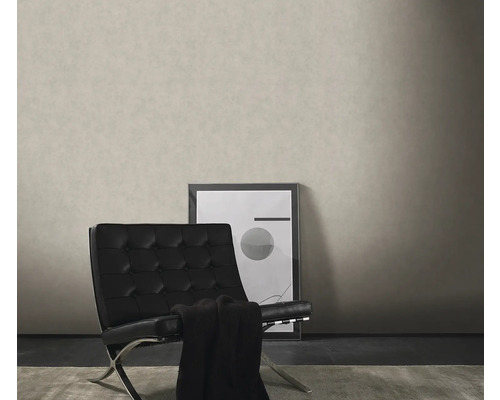 Wohnszene mit Sessel, Decke und gerahmtem Bild