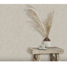 Beige Tapete mit dezenter Textur im Interieur mit Dekoration