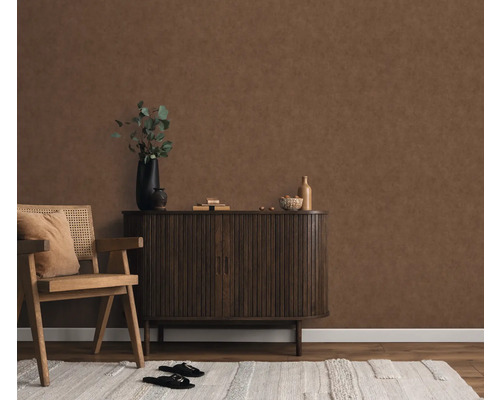 Wohnzimmer mit brauner Wandtapete, Holzstuhl, Schrank und Teppich für eine gemütliche Atmosphäre