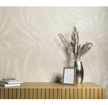 Helle Wandtapete mit Pflanzenmuster, Bücher, Brille, Bilderrahmen und Vase auf einem Holzschrank